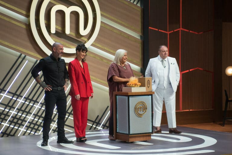 Imagem da cantora Fafá de Belém no palco do MasterChef