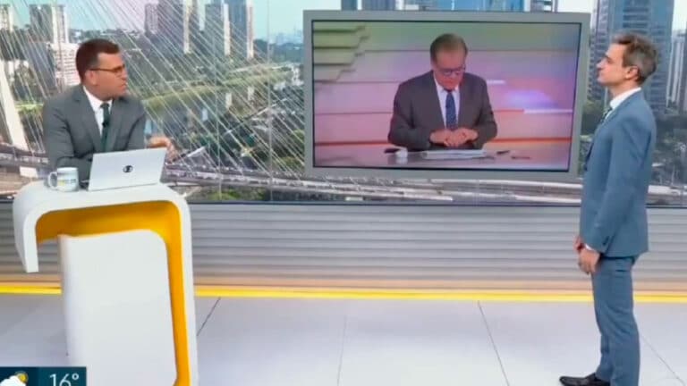 Imagem dos apresentadores Rodrigo Bocardi e Tiago Scheuer no cenário do Bom Dia SP com Chico Pinheiro no monitor no centro