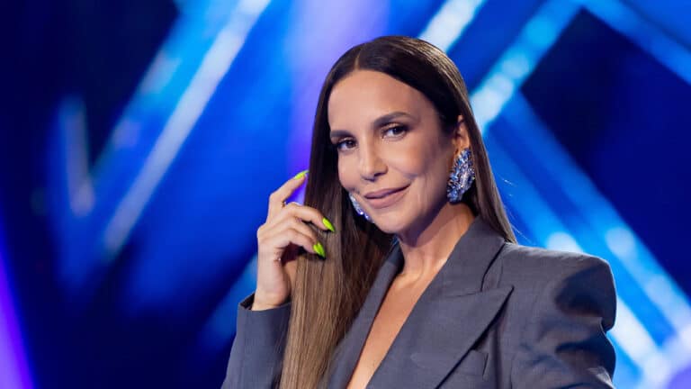 Imagem da cantora Ivete Sangalo no cenário do The Masked Singer