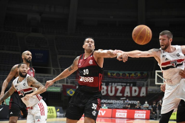 Imagem dos jogadores Rafael Hettsheimeir e Renan Santos disputando a bola na final do NBB