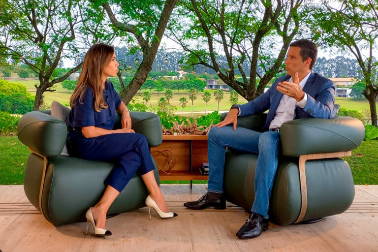 Imagem com foto da apresentadora Patricia Abravanel entrevistando Roberto Campos Neto