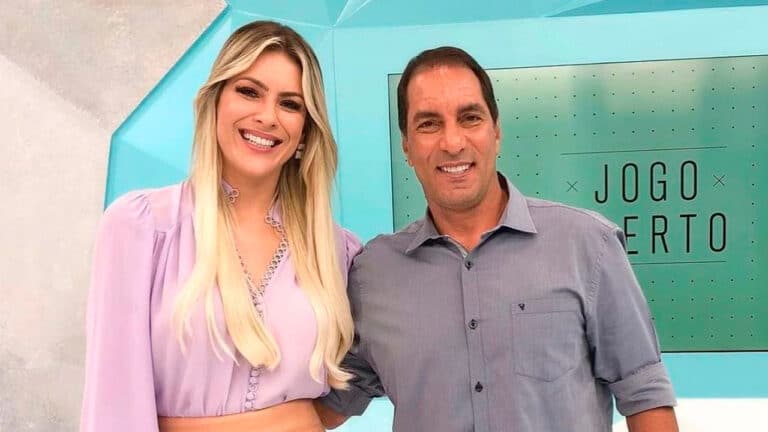 Imagem da foto da apresentadora Renata Fan ao lado do ex-jogador Edmundo no cenário do programa Jogo Aberto