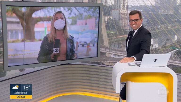 Imagem do apresentador Rodrigo Bocardi na bancada do Bom Dia São Paulo e com a repórter Aline Galdino no monitor do jornal