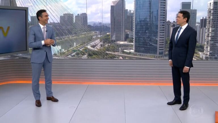 César Tralli e Alan Severiano no estúdio dos telejornais locais da Globo em São Paulo