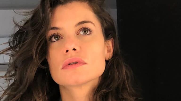 Imagem da atriz Alinne Moraes em selfie no espelho