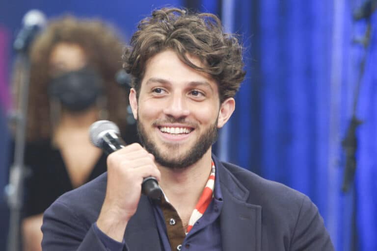 Imagem do ator Chay Suede durante participação no programa Altas Horas