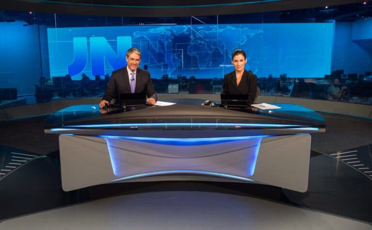 Imagem dos apresentadores William Bonner e Renata Vasconcellos na bancada do Jornal Nacional