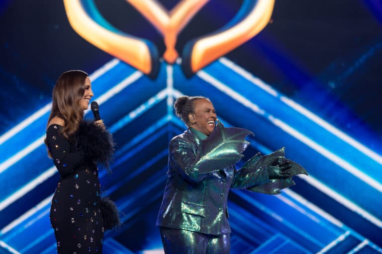 Imagem da cantora Sandra de Sá (à direita) no palco do The Masked Singer, ao lado de Ivete Sangalo