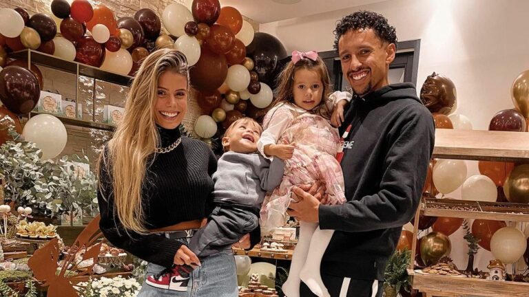 A influenciadora Carol Cabrino, o jogador Marquinhos e seus filhos