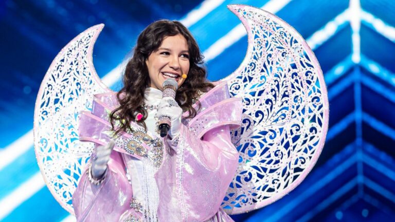 Priscilla Alcântara no palco do The Masked Singer