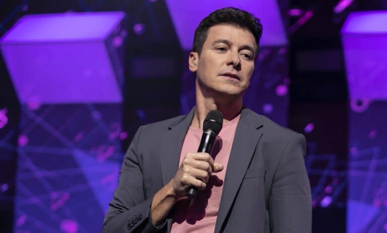 Rodrigo Faro no primeiro episódio de Canta Comigo Teen 2