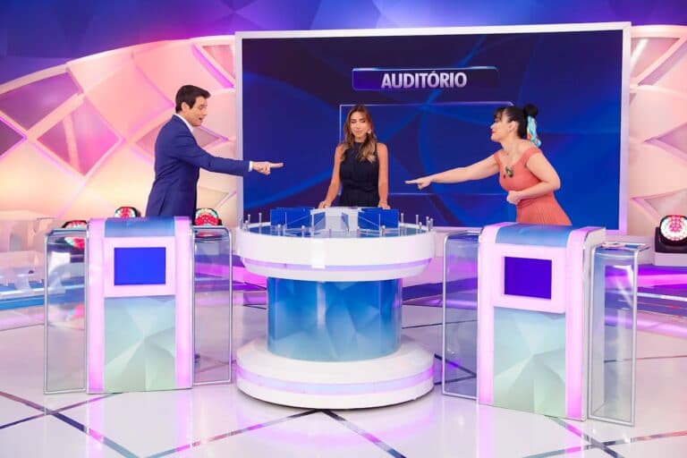 Imagem com foto de Celso Portiolli, Patricia Abravanel e Milene Pavorô no palco do Programa Silvio Santos