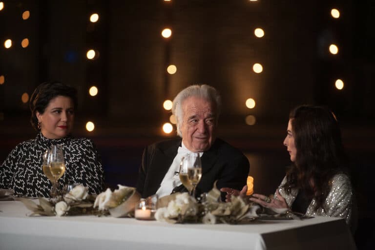 Imagem com foto da cantora Maria Rita e o maestro João Carlos Martins conversando com Ana Paula Padrão