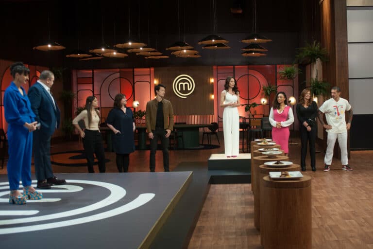 Imagem com foto dos participantes das temporadas anteriores do MasterChef com os jurados e a apresentadora Ana Paula Padrão