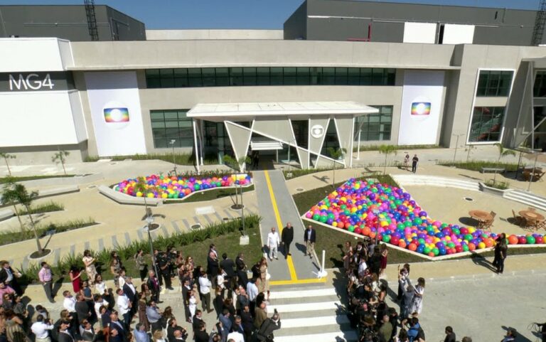 Imagem com foto da inauguração do novo estúdio MG4, no final de 2018