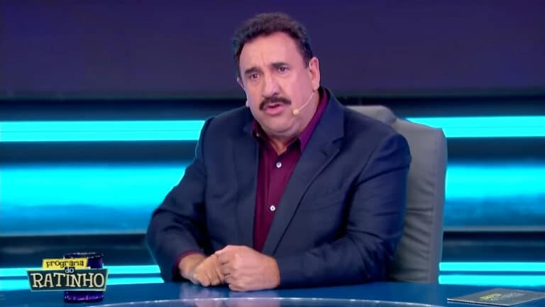 Imagem com foto do apresentador Ratinho em seu programa no SBT