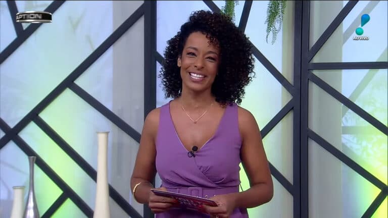 Imagem da apresentadora Alinne Prado no programa Vou Te Contar