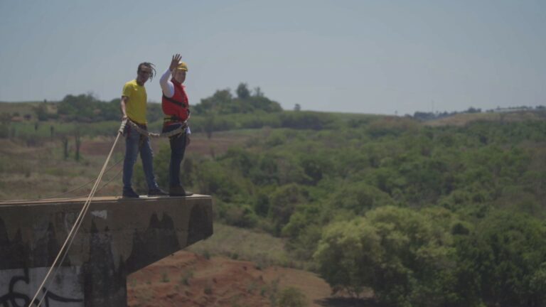 Imagem com foto de Leandro Karnal pulando de bungee jump em novo programa