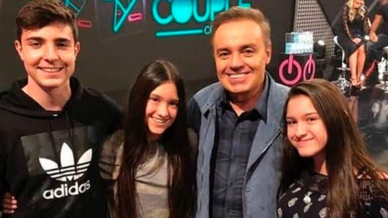 Foto de Gugu Liberato com os filhos: João, Sofia e Marina