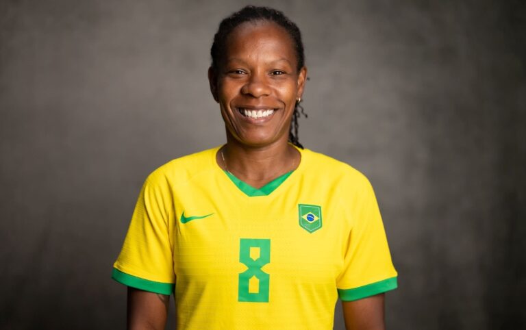 Foto da jogadora Formiga com a camisa da Seleção Brasileira