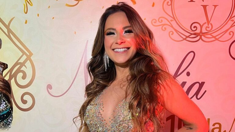 Foto da influenciadora Nathalia Valente em festa de um milhão de seguidores