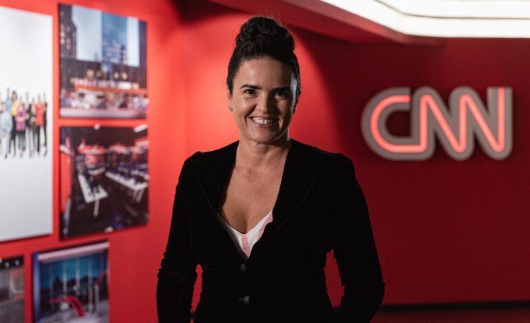 Foto da executiva Renata Afonso na sede da CNN Brasil