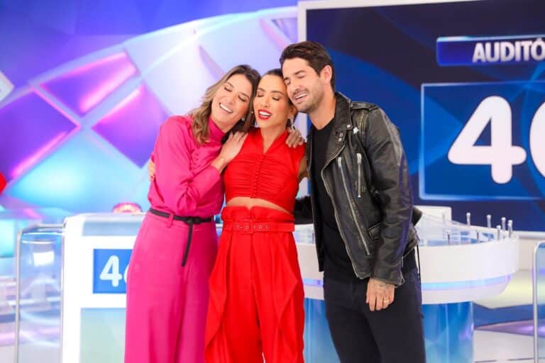 Imagem com foto de Rebeca Abravanel, Patricia e Alexandre Pato no palco do Programa Silvio Santos