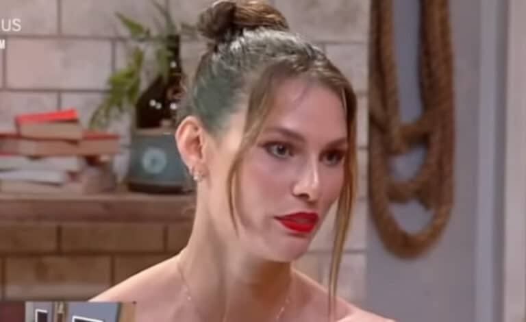 Imagem com foto de Dayane Melo em entrevista na Cabine de Descompressão