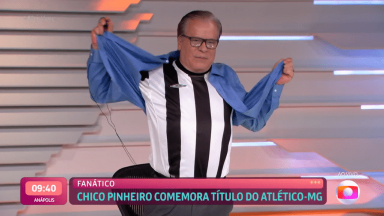 Imagem com foto de Chico Pinheiro tirando a roupa no Mais Você