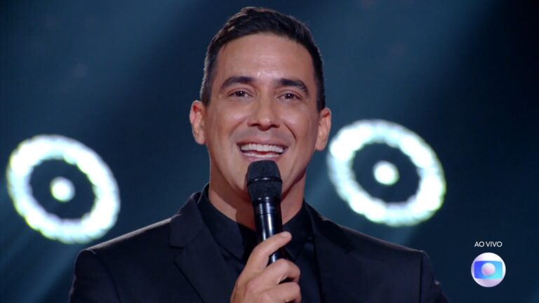 Foto do apresentador André Marques na final do The Voice Brasil