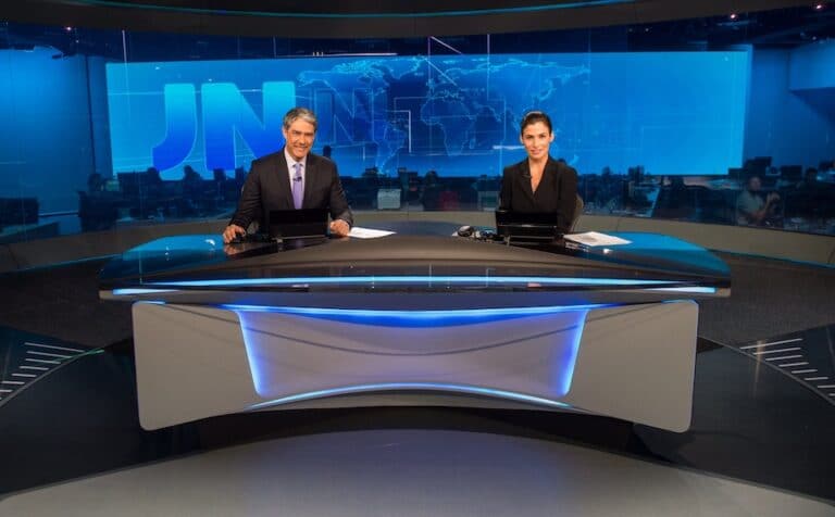 Imagem com foto de William Bonner e Renata Vasconcellos na bancada do Jornal Nacional