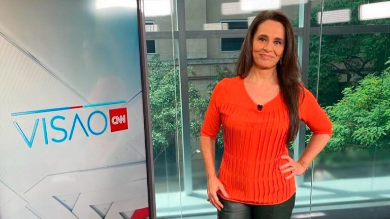 Foto de Carla Vilhena no estúdio do jornal Visão CNN