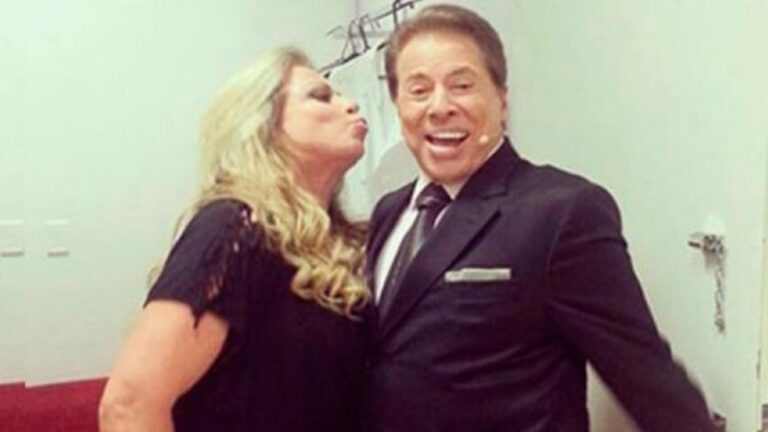 Foto da apresentadora Christina Rocha ao lado de Silvio Santos