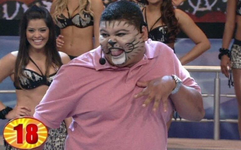 Imagem com foto do personagem Gato Louco, que se apresentou no Se Vira dos 30 do Domingão do Faustão e virou meme nas redes sociais