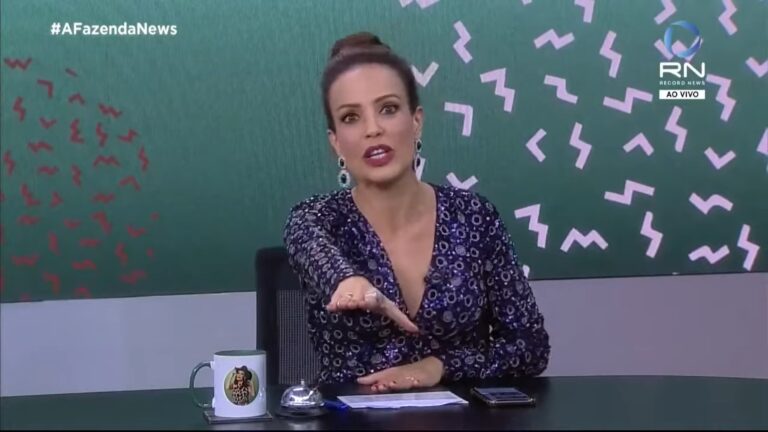 Fabiana Oliveira no estúdio da Record News