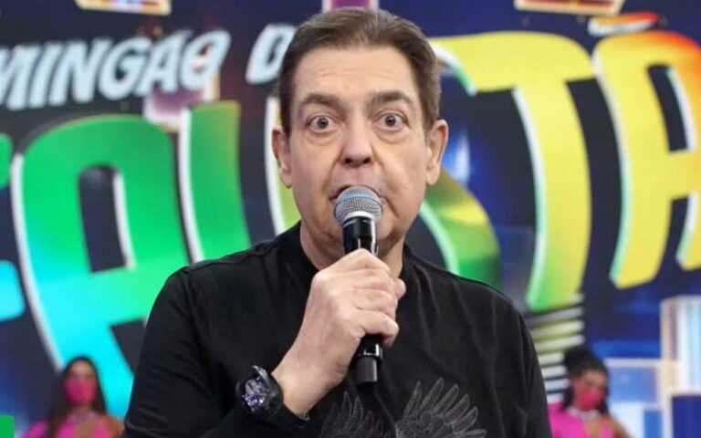 Imagem com foto de Fausto Silva no Domingão do Faustão