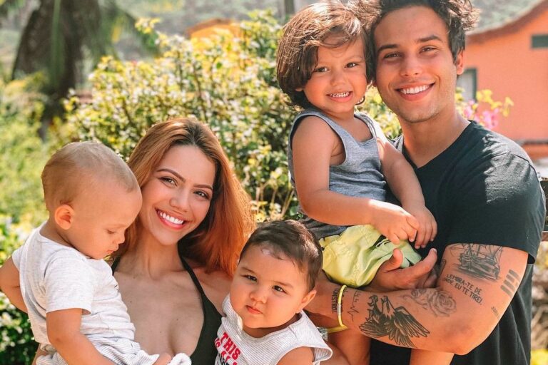 Foto de Sarah Poncio e Jonathan Couto com os três filhos