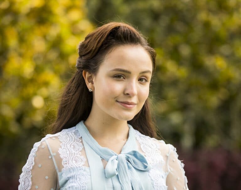 Imagem com foto de Larissa Manoela na novela Além da Ilusão