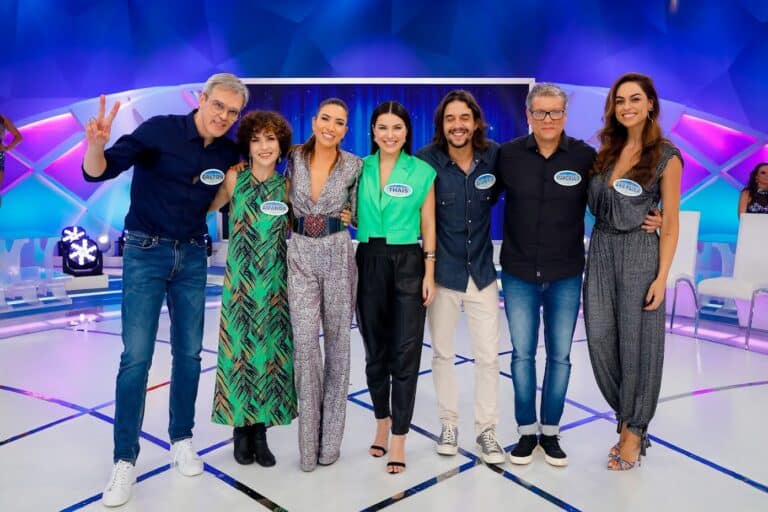 Imagem com foto do elenco de Poliana com Patricia Abravanel