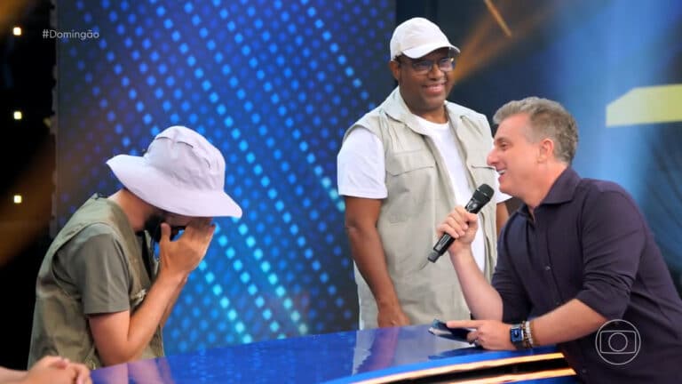 Imagem com foto de Luciano Huck conversando com participante no Domingão