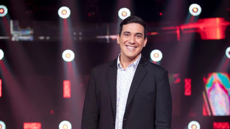 Imagem com foto de Andre Marques, apresentador do The Voice+