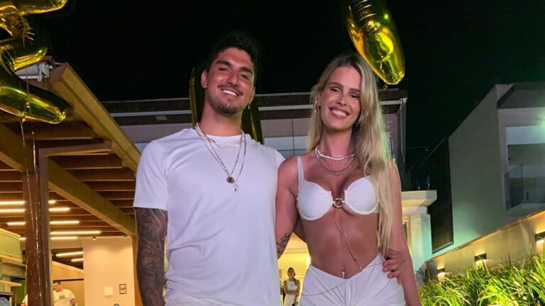 Imagem com foto de Gabriel Medina e Yasmin Brunet