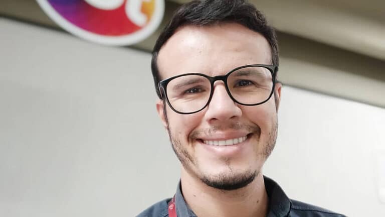 Imagem com foto do jornalista Rafael Silva, apresentador do SBT que sofreu parada cardíaca ao vivo