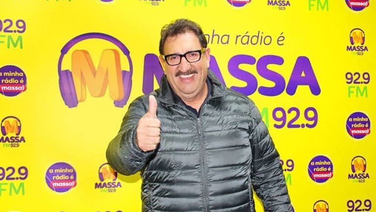 Imagem com foto do apresentador Carlos Massa, o Ratinho