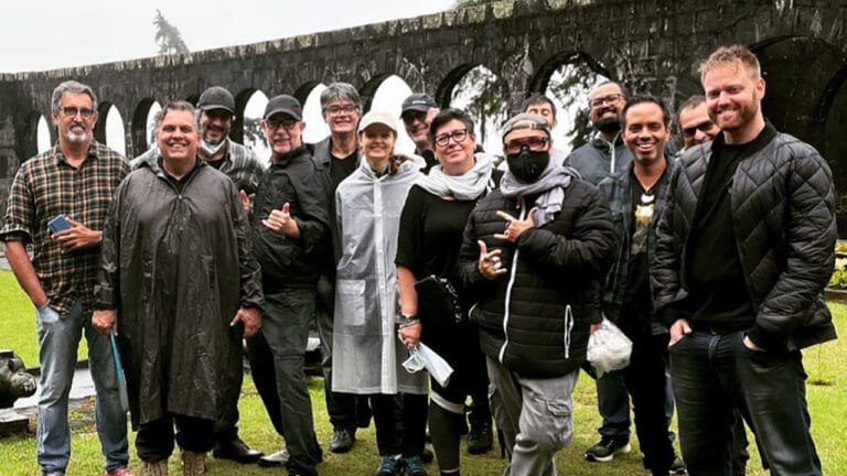 Imagem com foto da equipe de produção da série Todas as Garotas em Mim