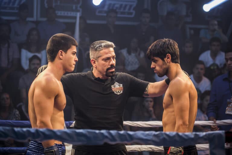 Imagem com foto dos atores Arthur Aguiar e Felipe Simas em cena de Malhação Sonhos