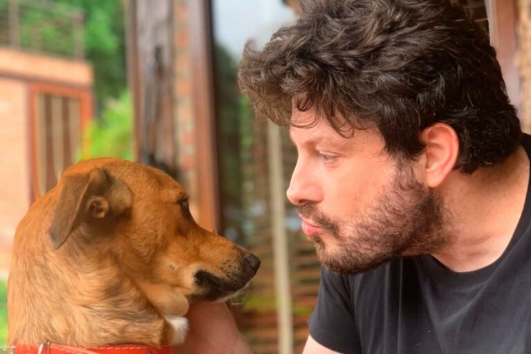 Um cachorro bem conhecido das instalações do SBT foi adotado por Danilo Gentili