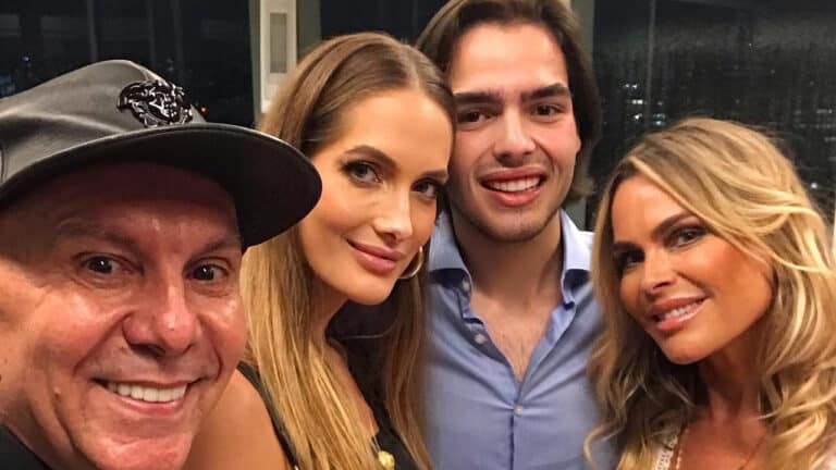 Imagem com foto do maquiador Edilson Ferreira ao lado de Schynaider Moura, João Guilherme Silva e a promotora de eventos Fernanda Barbosa