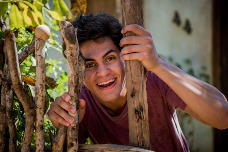 Imagem com foto do ator e apresentador Lucas Veloso na época em que atuou na novela Velho Chico