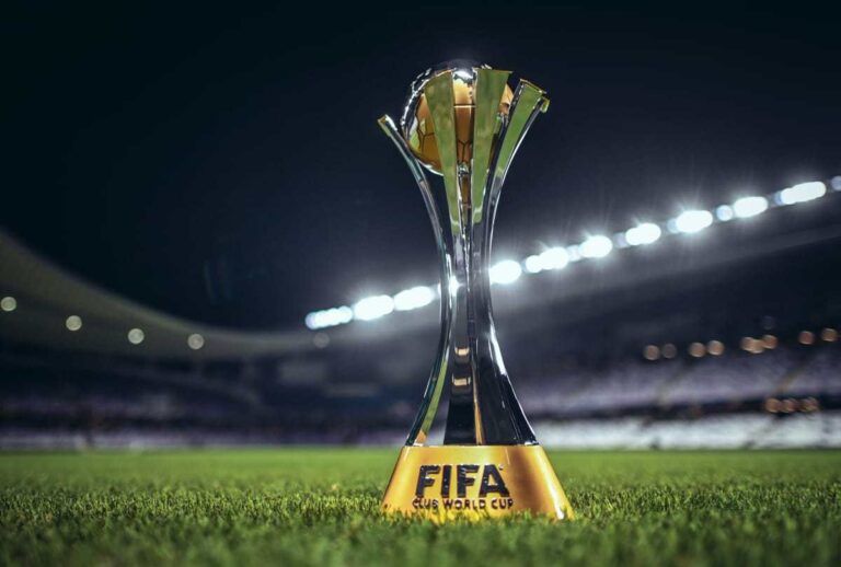 Imagem com foto da taça da Fifa